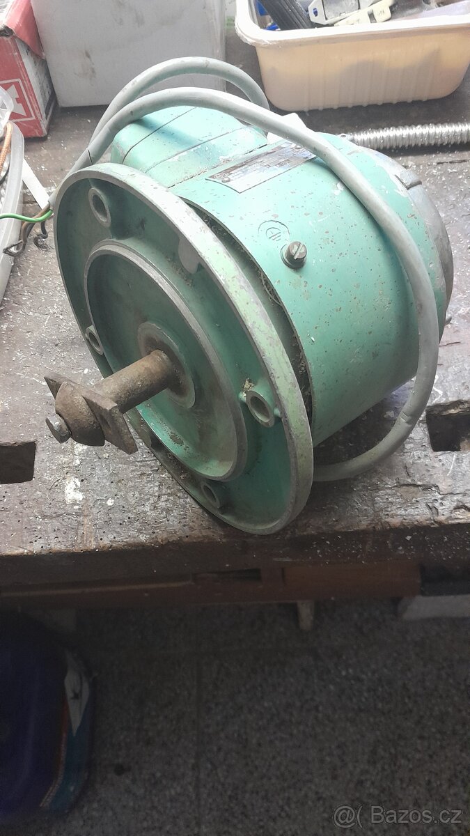 Motor přírubový