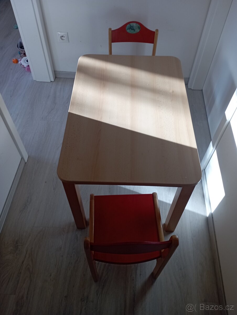 Dětský stolek s dvěma židlemi