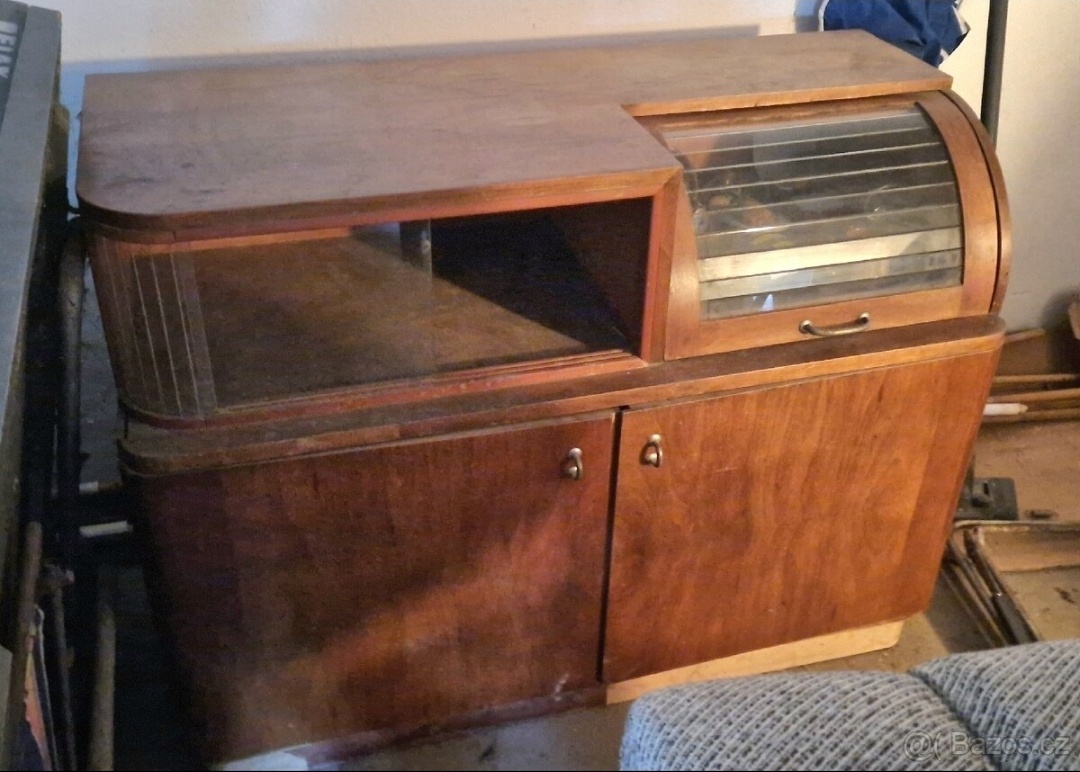 Retro gramofonová skříň z 50. Let