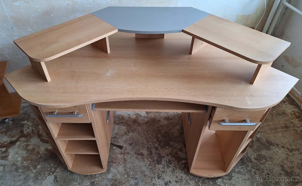 Rohový psací stůl