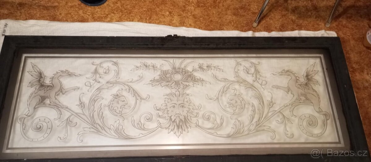 Historické světlíkové okno s motivem Griffinu