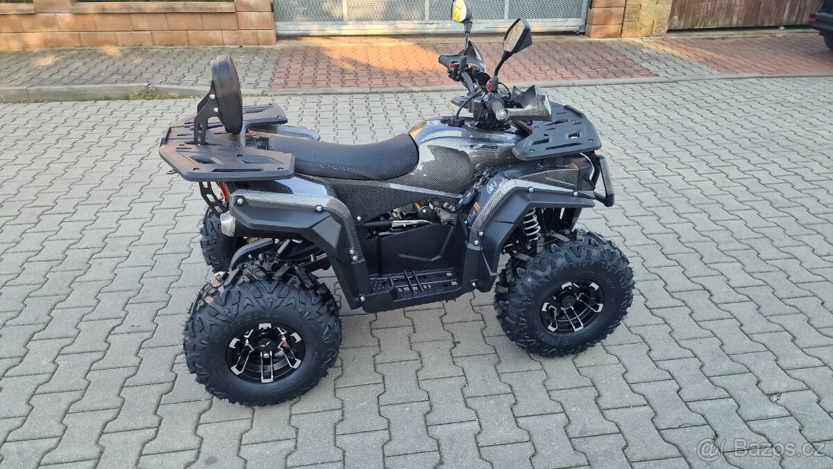 Dětská čtyřtaktní čtyřkolka RockRider Deluxe.