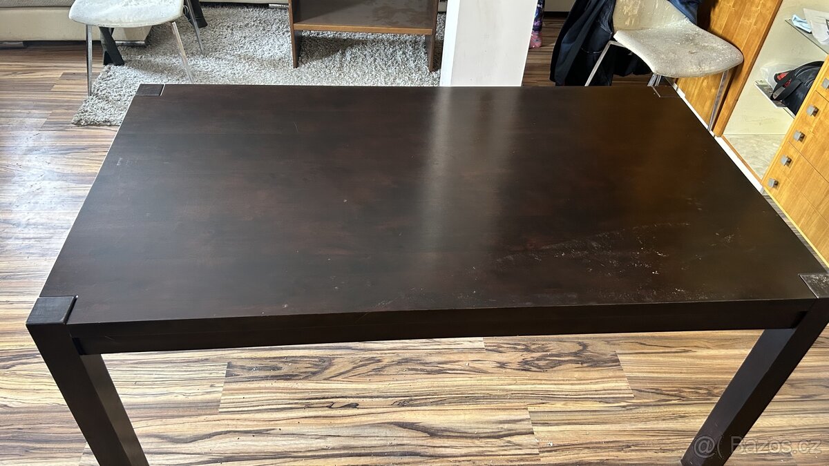 Prodám jídelní stůl masivní