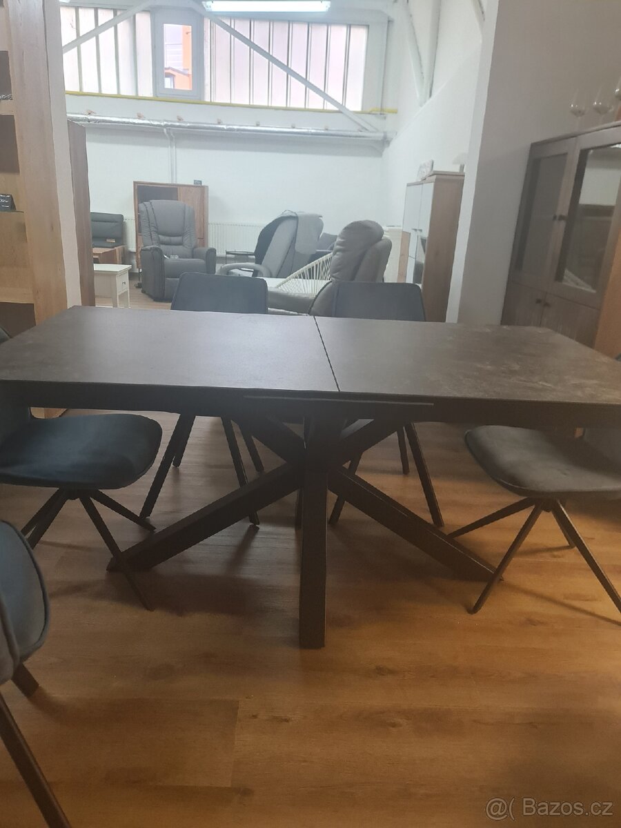 Jídelní stůl- rozkládací