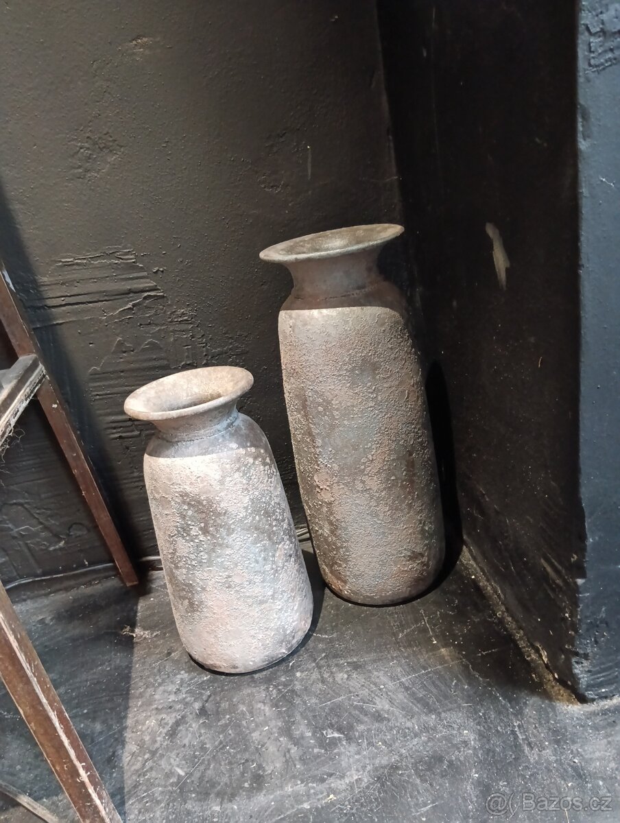 Váza s výraznou strukturou