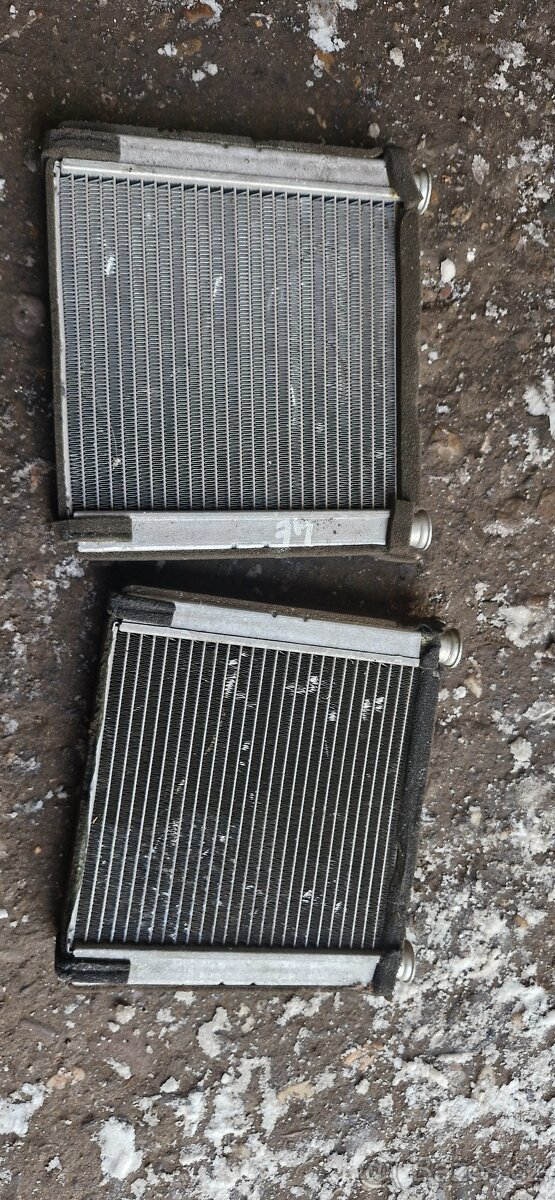 Audi A8 4E D3 radiator topeni