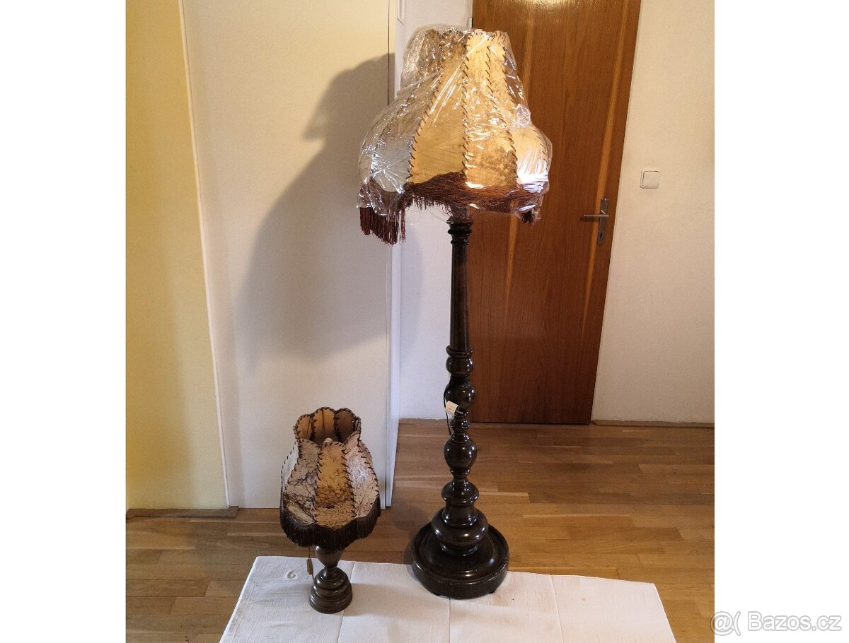 Pár krásných stojacích lamp s koženým cilindrem