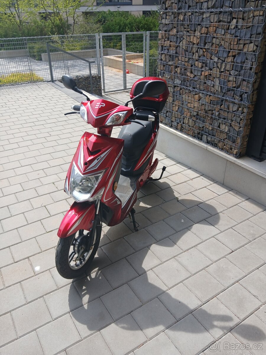 Skutr červený