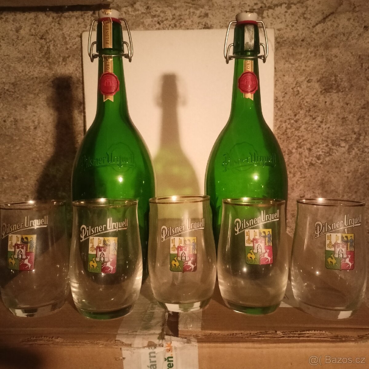 Sklenice pivovarů , podtácky a kniha pivovaru.