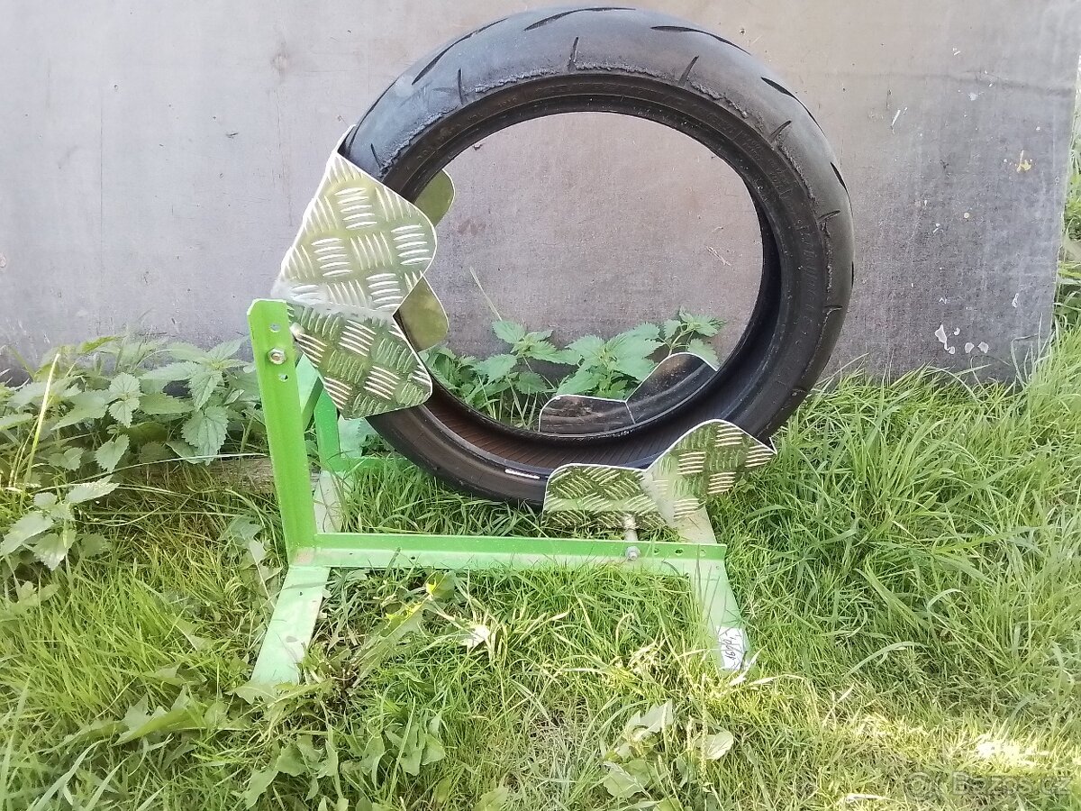 Stojan na motorky