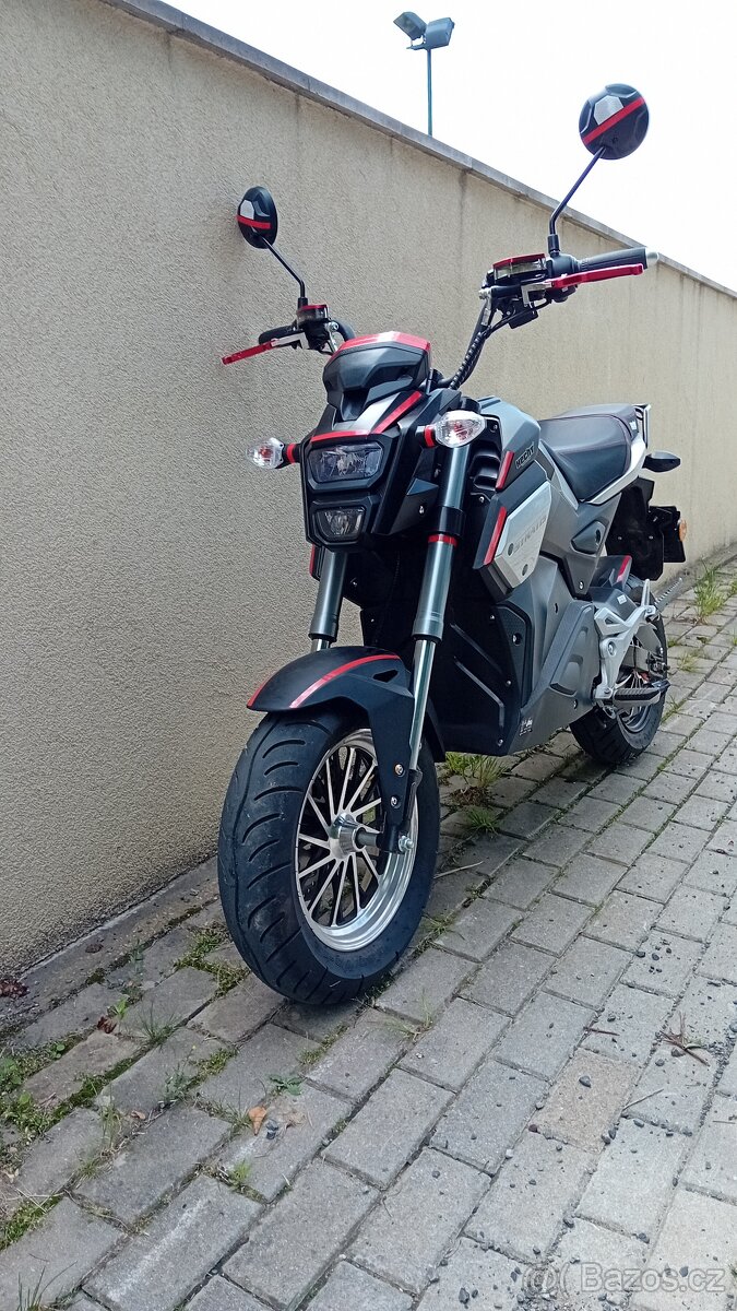 ELEKTRO MOTOCYKL HECHT STRATIS březen 2024