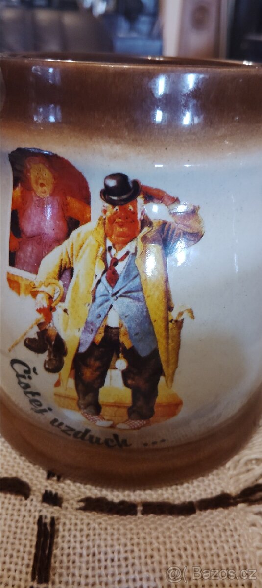 Pivní korbele hospodské motivy