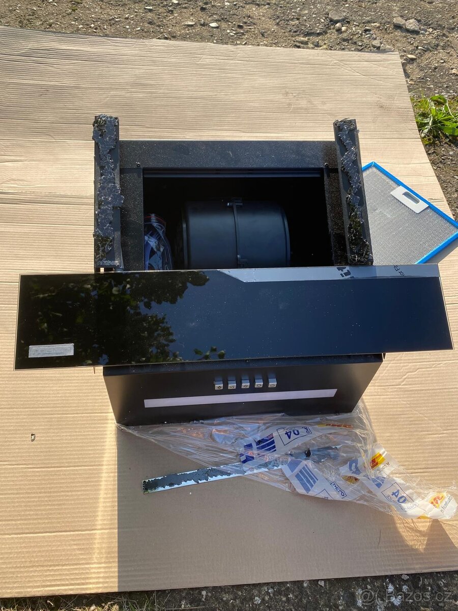 Nástěnný odsavač par MAAN Zetka 60, černý, nový, rozbitý