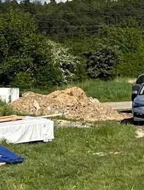 Jílovitá zemina za odvoz - nakládka bagrem zajištěna