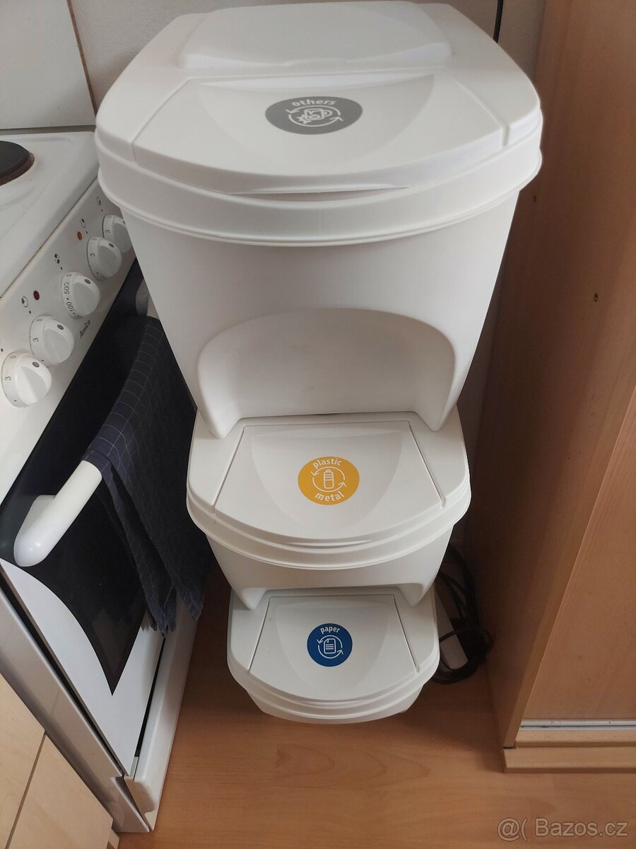 Odpadkové koše sada třízený odpad