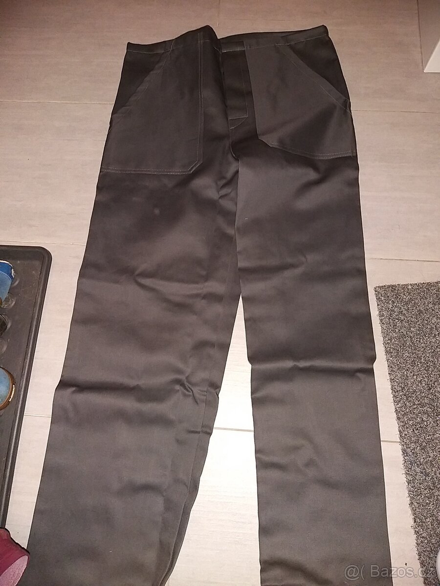 Monterkové kalhoty.
