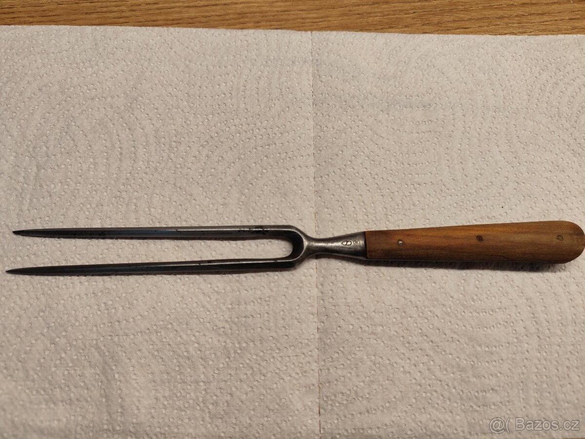 Starožitná ocelová vidlice na maso