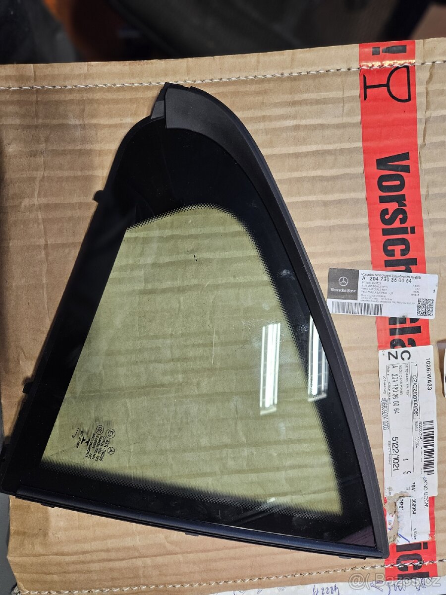 Sklo boční pravé zadní  Mercedes C 204