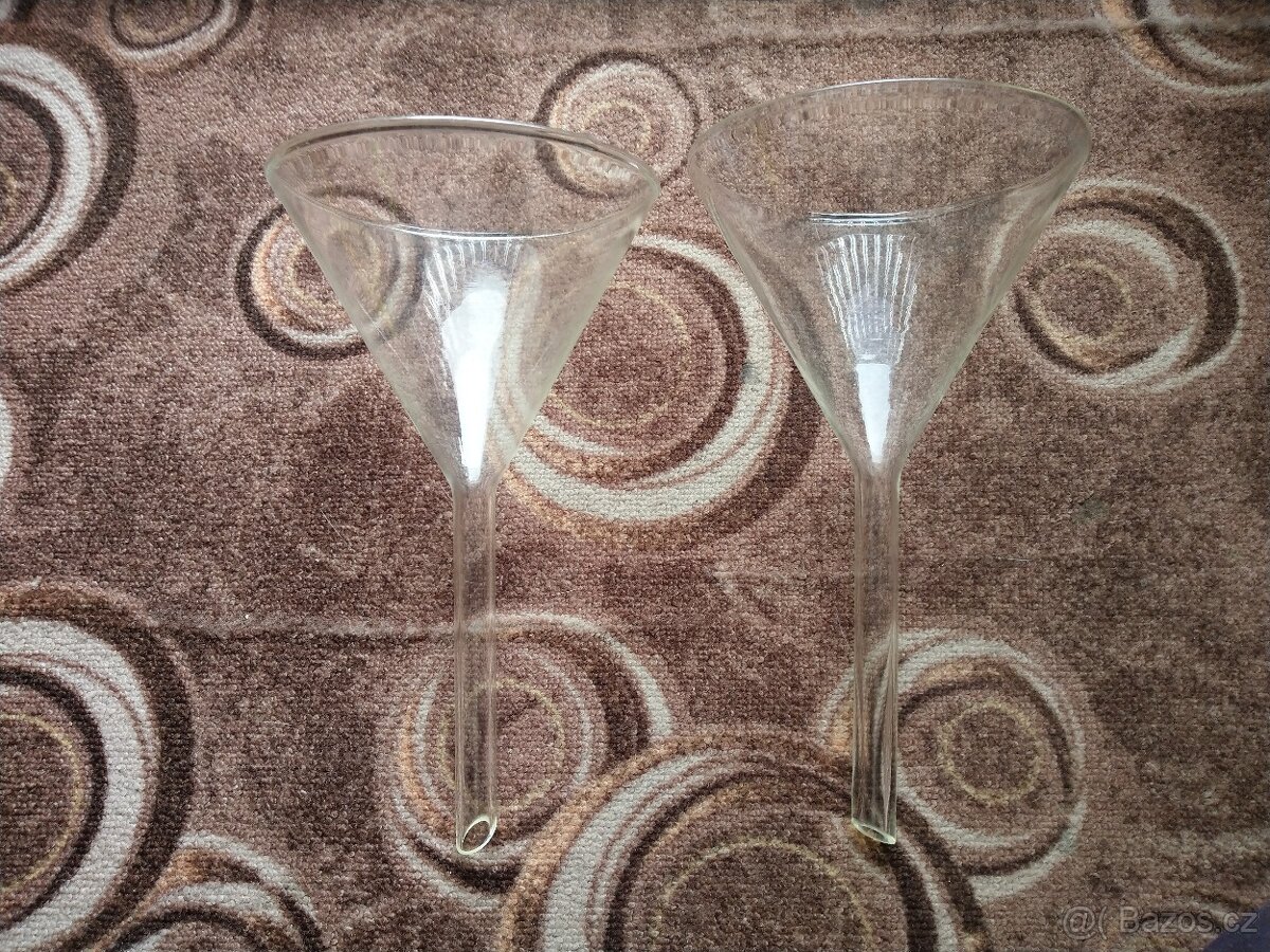 2x Skleněný trychtýř, nálevka, rozměr 28 cm x 15.5 cm