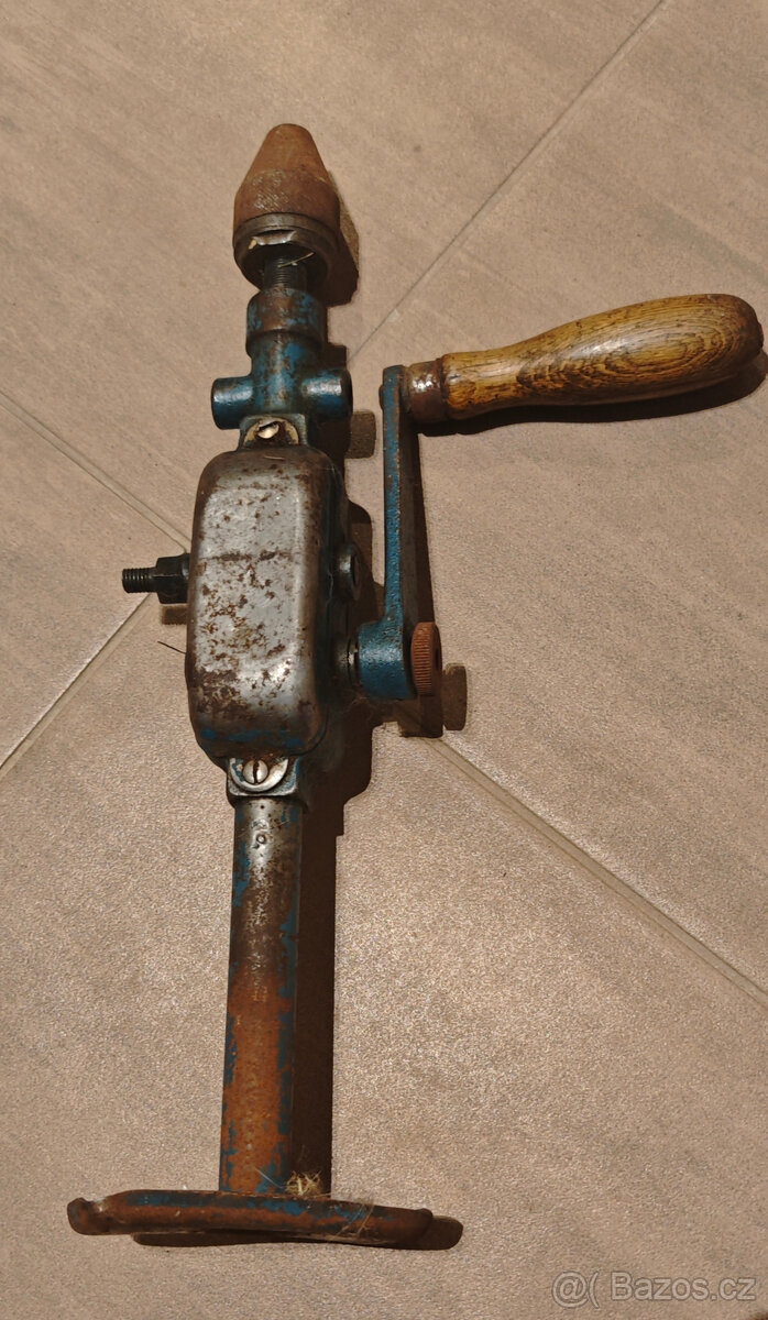 starožitná ruční vrtačka