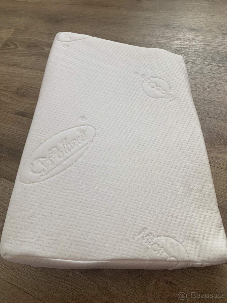 Klín do dětské postýlky