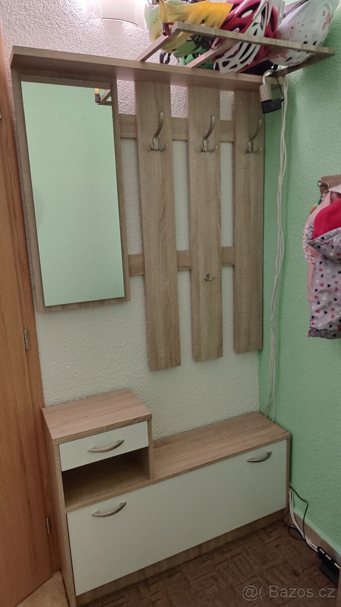 Předsíňová stěna - věšáky, botník, zrcadlo