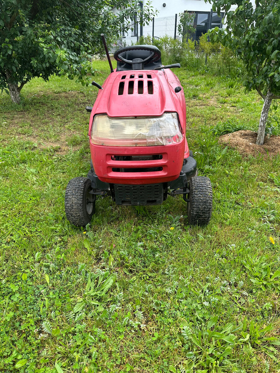 Zahradní sekací traktor MTD JE 135 A
