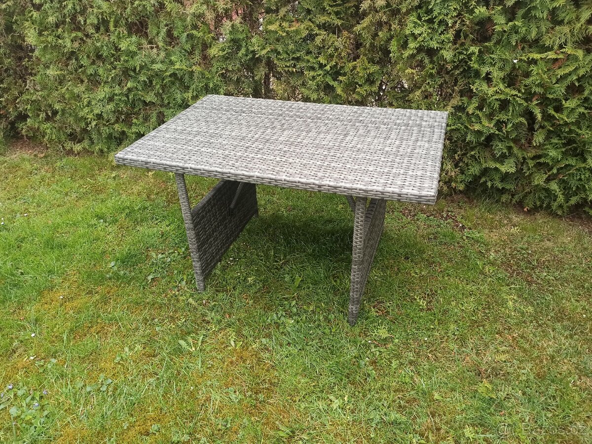Stůl umělý ratan 110 x 70 cm, nový.