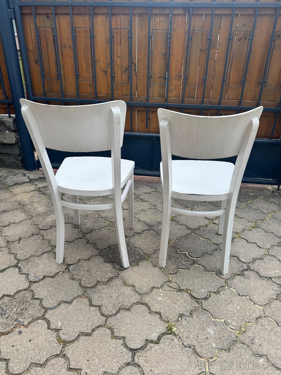 Dvě bílé dřevěné židle