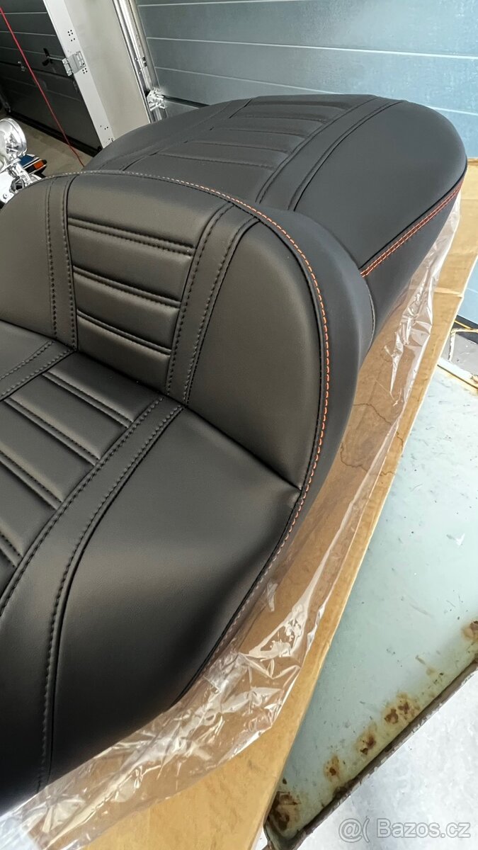 Sedlo včetně opěrek touring Harley - Davidson.