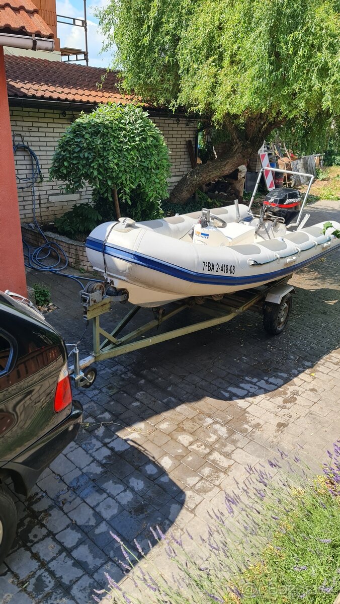 motorový člun VALIANT V-400 c motorem Mercury F25EL s vlekem