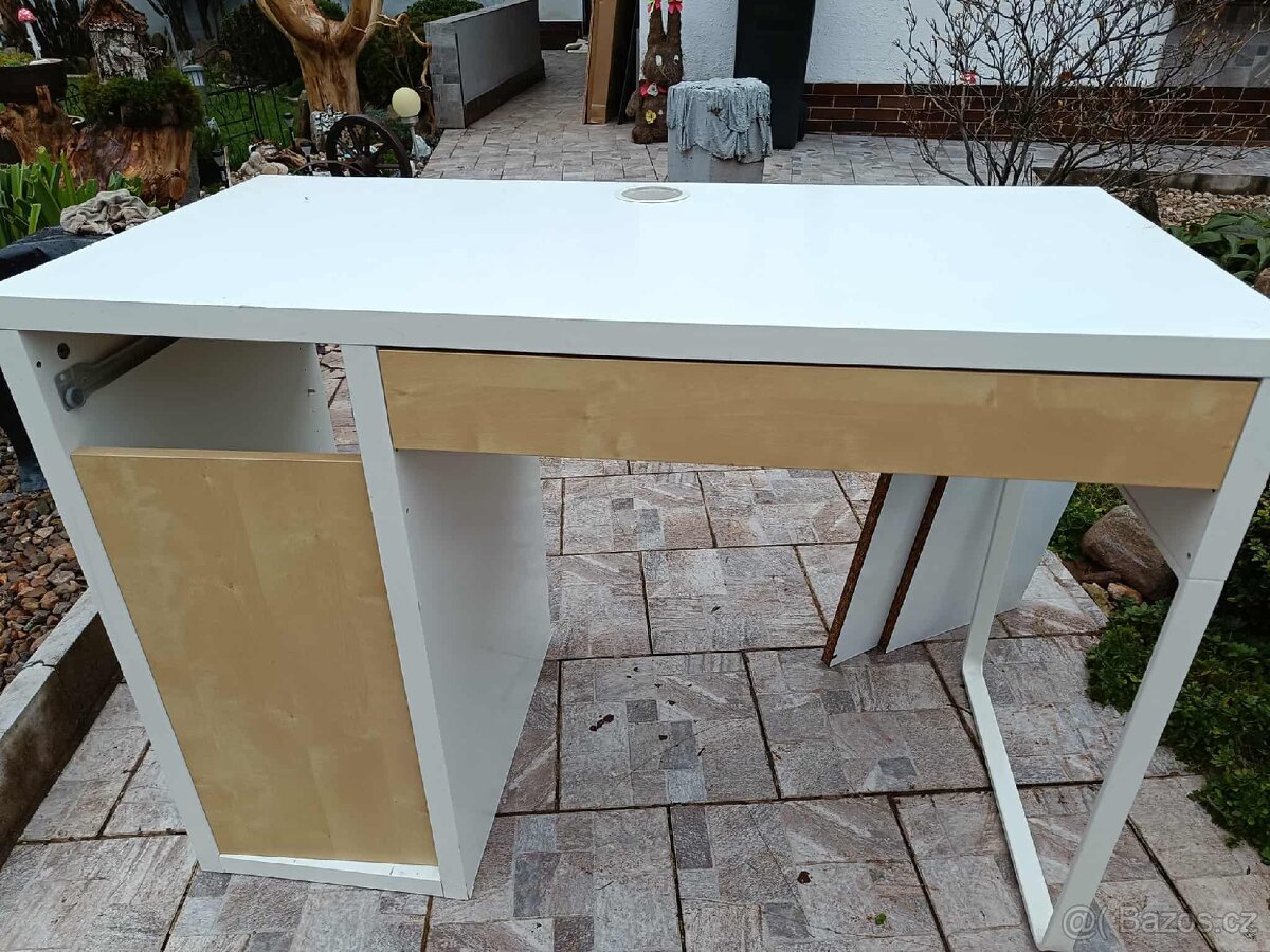 Počítačový stůl.