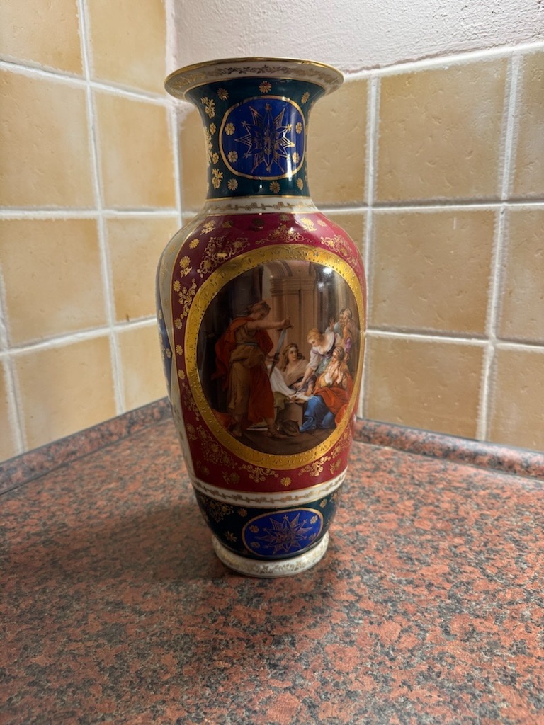 Starožitná porcelánová váza ve víděňském stylu