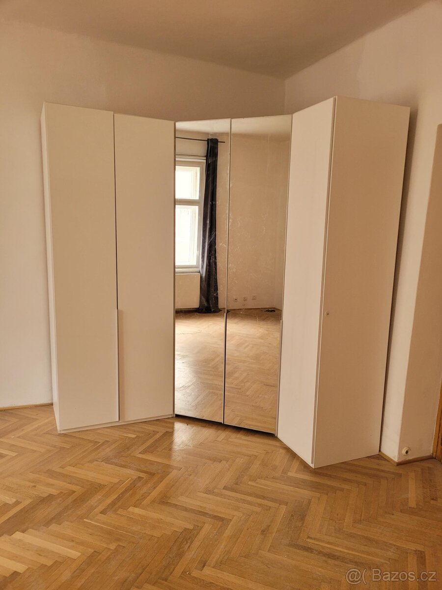 Rohová skříň v super stavu