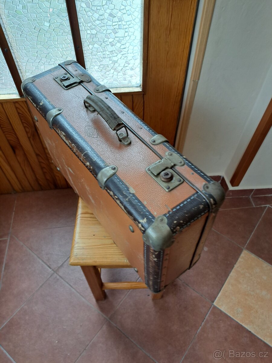 Starožitný cestovní kufr