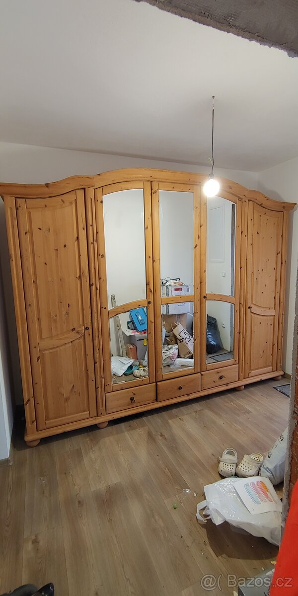 Velká dřevěná masivní skříň Jitona Arosa