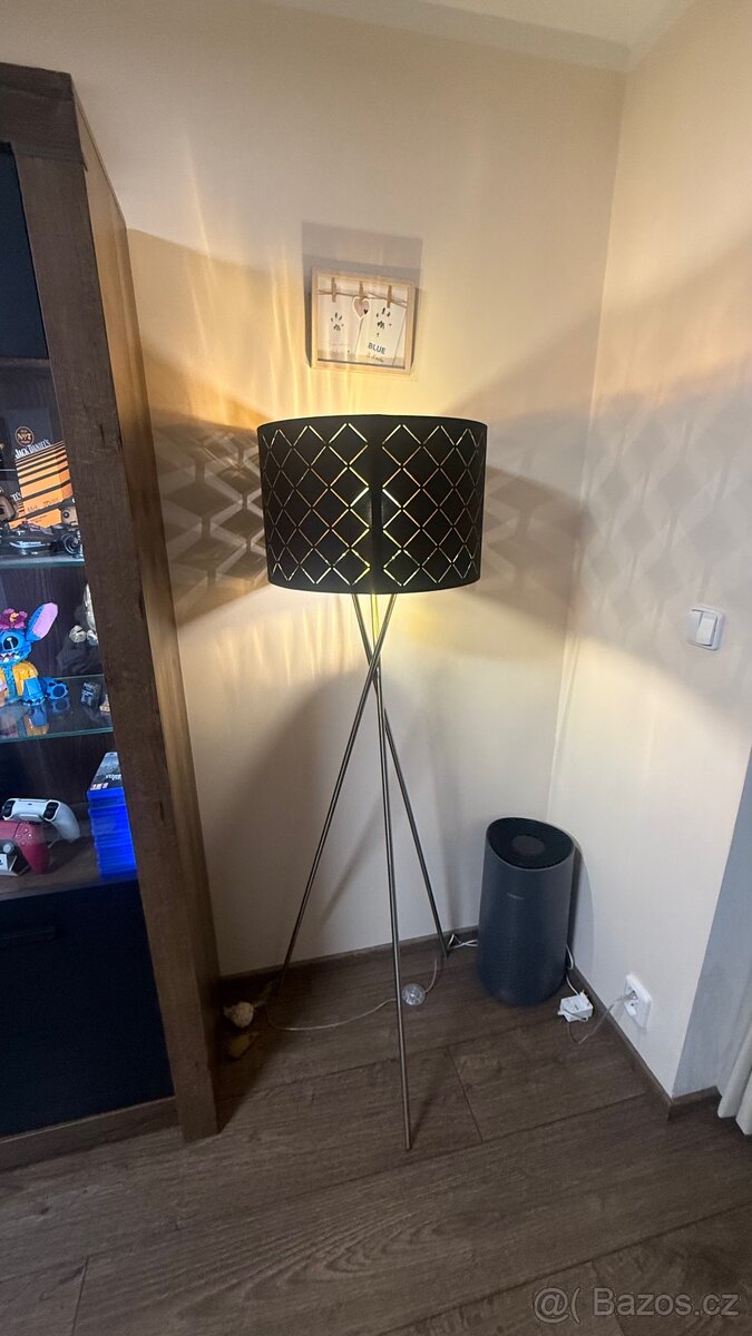 Lustr na lanku a stojací světlo