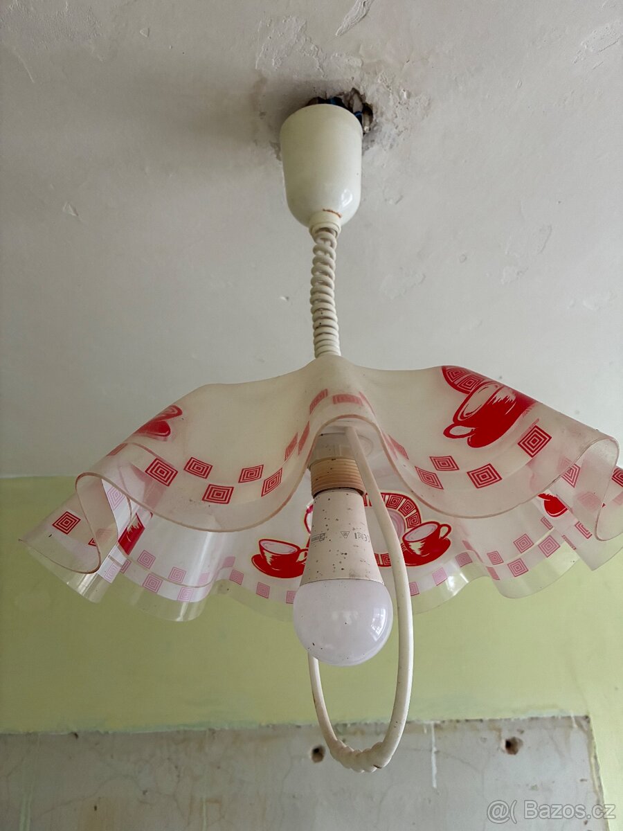 červeno bílý retro lustr