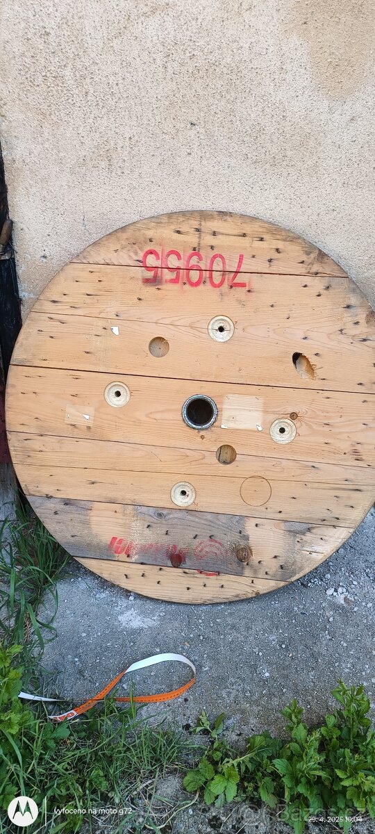 Dřevěné kolo z elektro cívky.