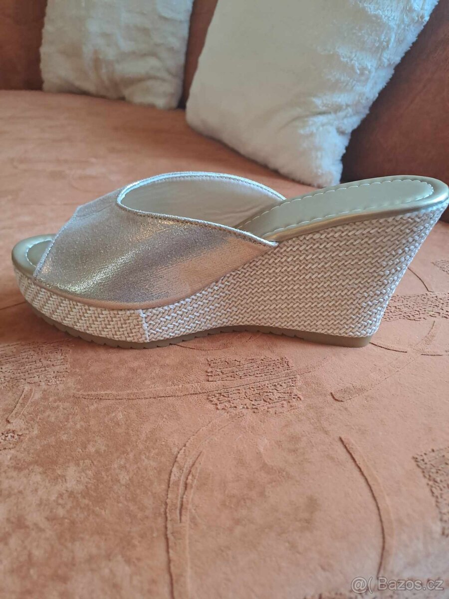 Luxusní zlaté pantofle na platformě