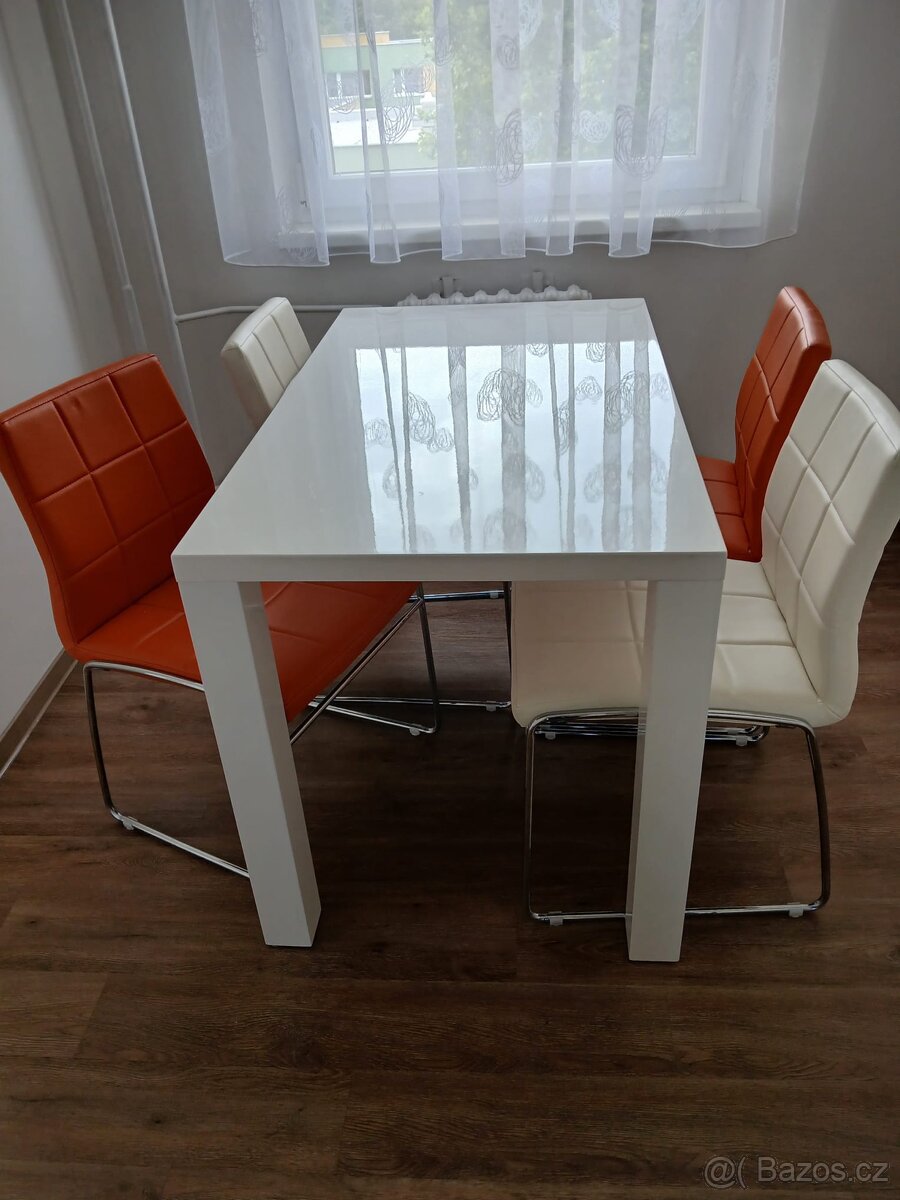 Stůl bílá lesk 120x70 a k tomu 4x židle
