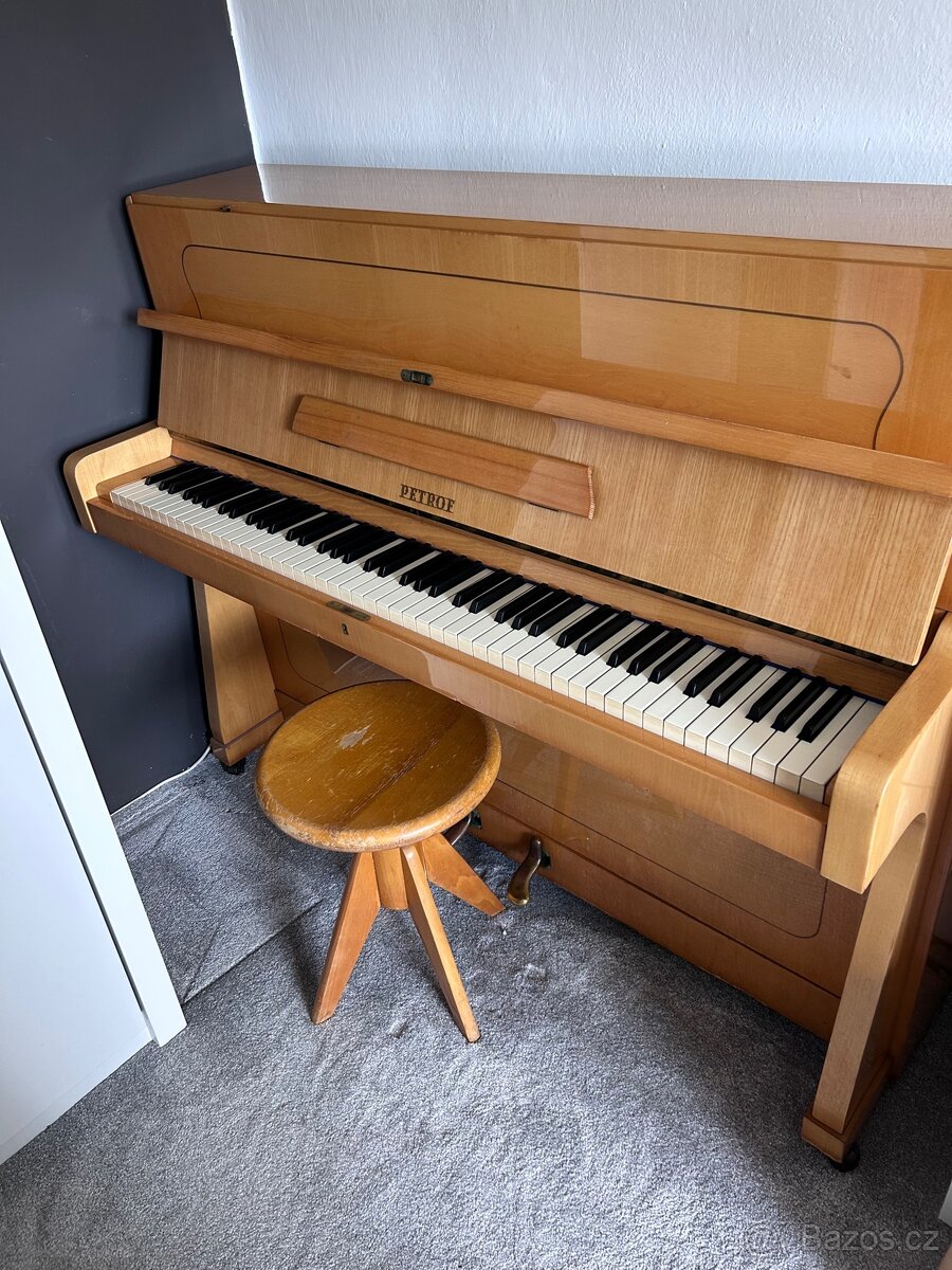 pianino Petrof