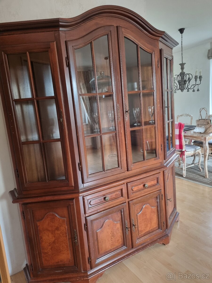 Elegantní historický sekretář (vitrína) s duší