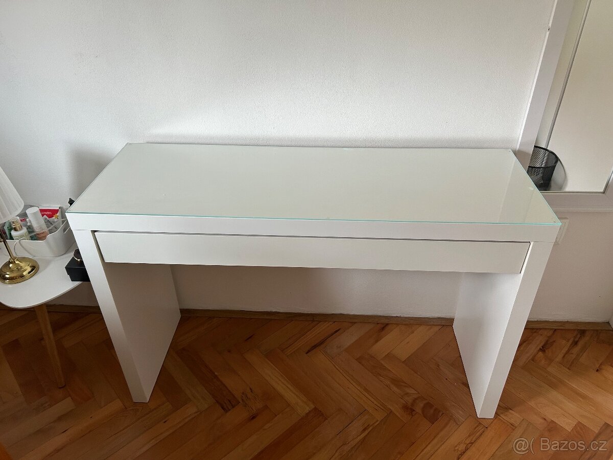 Psací stůl se skleněnou deskou