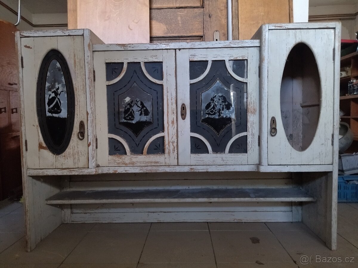 Starý kredenc - pouze horní část
