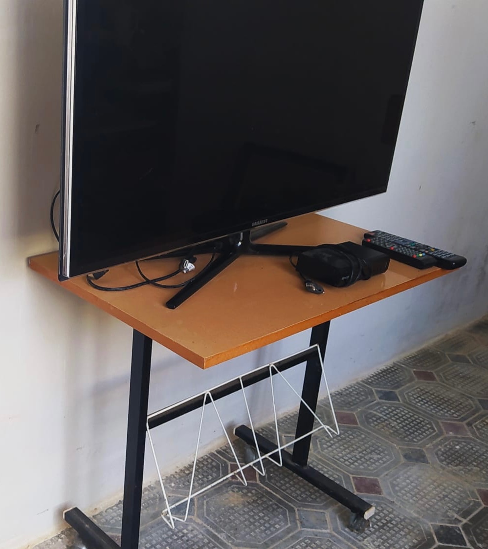 Stolek pod televizi