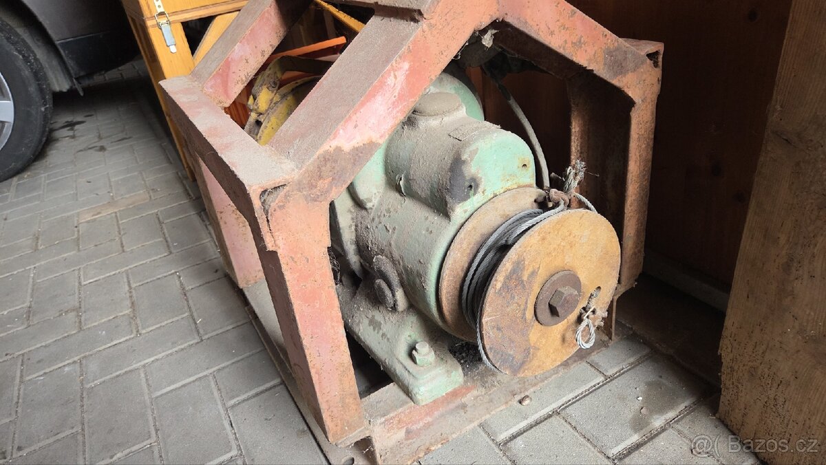 Stavební vrátek 380V