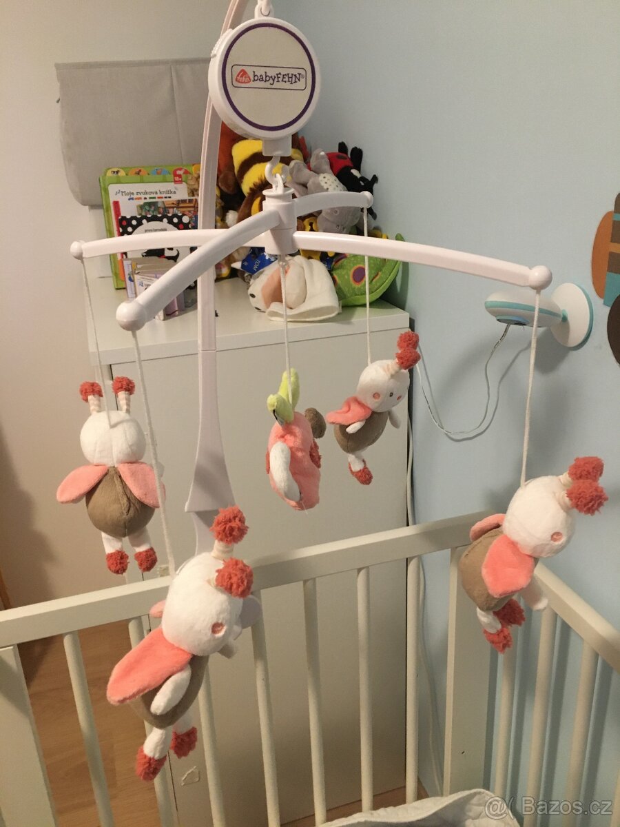 Hrací kolotoč nad postýlku
