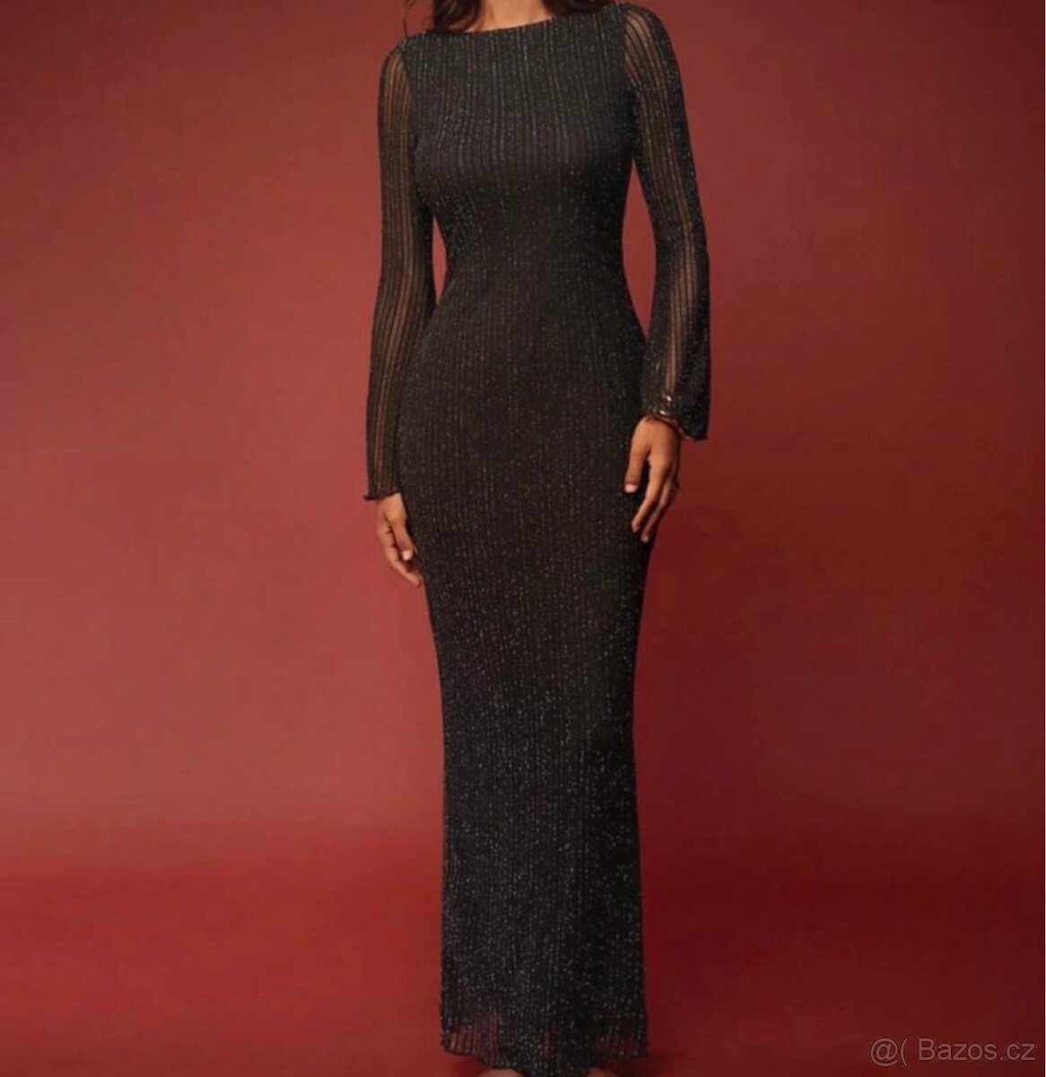 Elegantní dlouhé černé šaty v přiléhavém střihu.😍