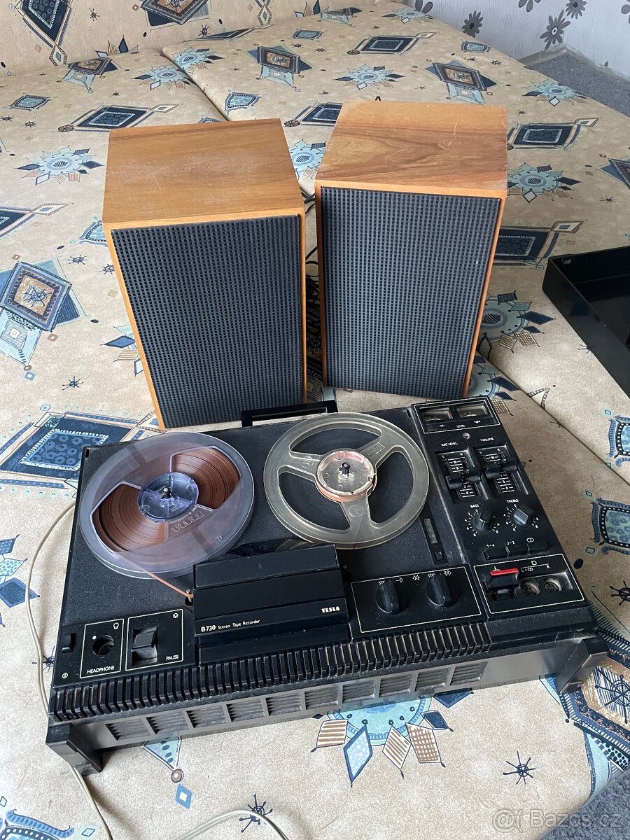 Starý magnetefon Tesla